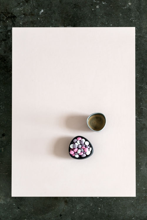 Spisebord med powder farvet linoleum med slik og kaffe