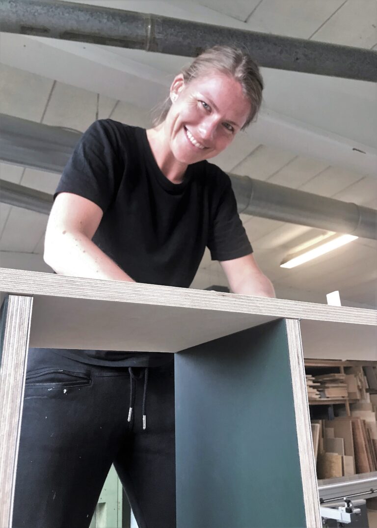Maria bygger specialtbygget reol i birkefiner og linoleum i farverne conifer og powder.