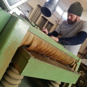 Christian er på værkstedet og arbejder ved en maskine