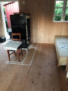 Før billede i kolonihave med optegning på gulvet med tape. Klar til specialbyggede løsning.