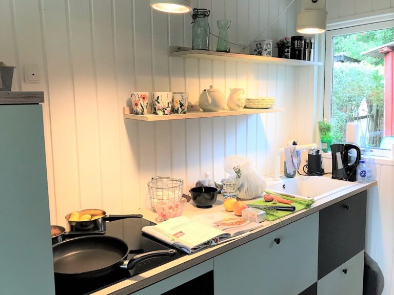Madlavning i kolonihave køkken i linoleum farverne pistachio og conifer. Linoleums hylder i krydsfinér i farven pistachio