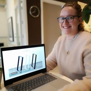 Billede af Nicoline på kontoret med Crafted by MK hjemmeside