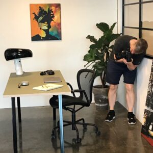 Photoshoot af skrivebord i olive linoleum med sorte metalben