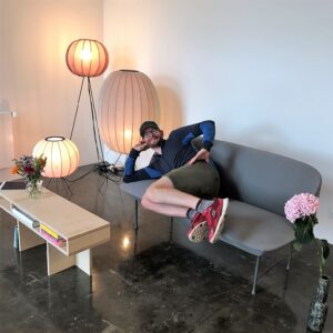 Photoshoot miljøfoto af sofabord i krydsfinér med opbevaring